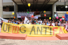 Ato na UFMG em defesa da Educao